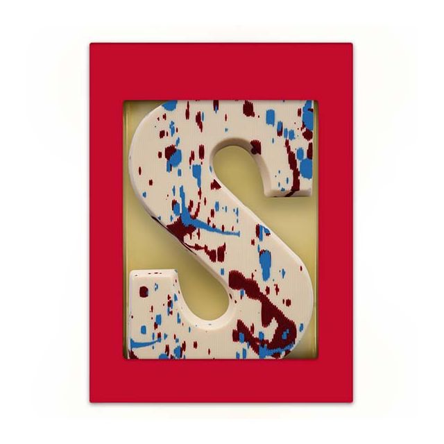 Witte Chocoladeletter S met blauw-rode spetters