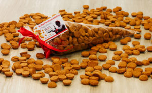 Een grote puntzak vol kruidnoten voor Royal Brinkman